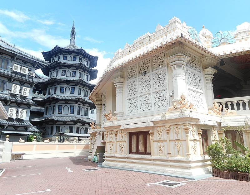 Due templi di religioni diverse a Singapore