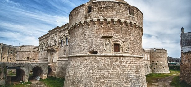 Uno dei quattro torrioni del castello